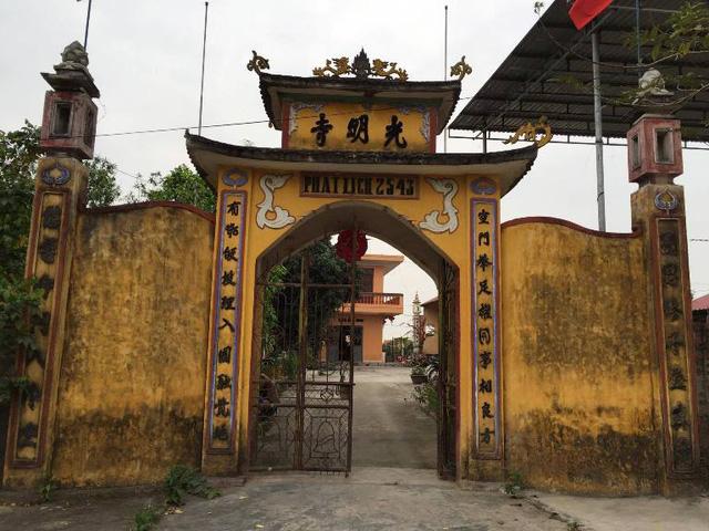 Xôn xao bé gái 2 tháng tuổi đẹp như thiên thần bị bỏ rơi trước cổng chùa - Ảnh 1.