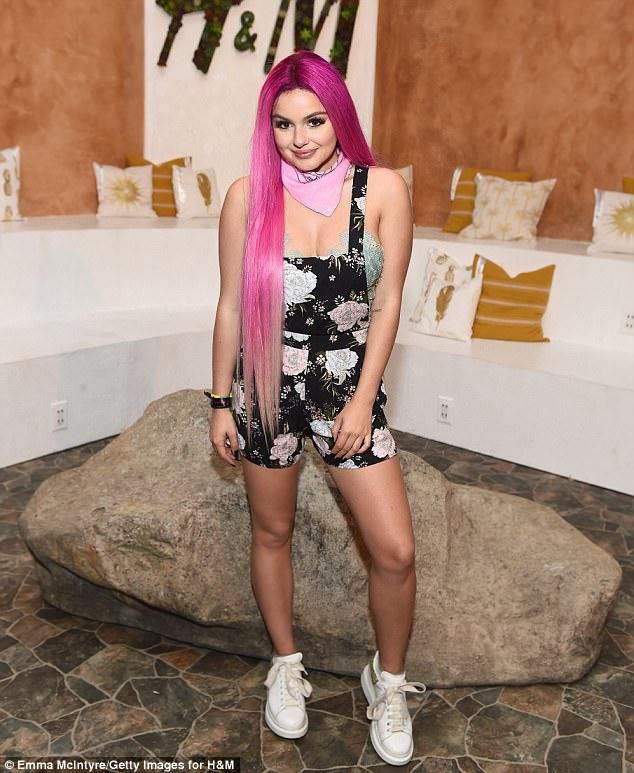 Selena Gomez được The Weeknd ôm chặt, che chở giữa vòng vây của fan tại Coachella - Ảnh 9.