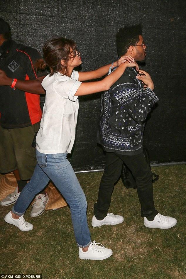 Selena Gomez được The Weeknd ôm chặt, che chở giữa vòng vây của fan tại Coachella - Ảnh 2.