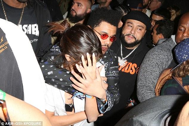 Selena Gomez được The Weeknd ôm chặt, che chở giữa vòng vây của fan tại Coachella - Ảnh 3.