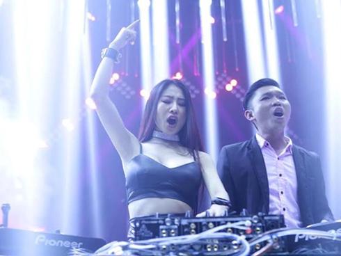 DJ Oxy khoe ảnh chụp selfie với anh em cầu thủ nổi tiếng De Boer