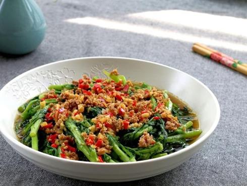 Cải cúc xào thịt băm làm siêu dễ ăn siêu ngon!