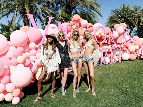 Coachella 2017: ‘Phát súng’ chào hè với street style cực chất của những cô nàng sexy nhất nước Mỹ