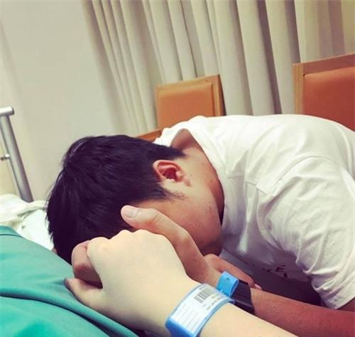 Người chồng luôn bên vợ lúc sinh con.