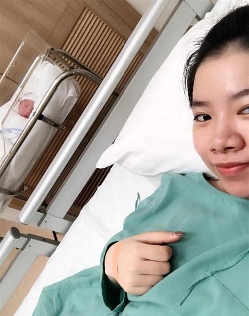 Xúc động với người chồng bật khóc dặn vợ: Anh không cho em đẻ nữa