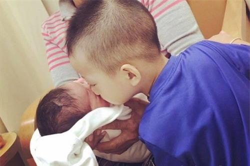 Hai đứa con đáng yêu của gia đình chị Lan.