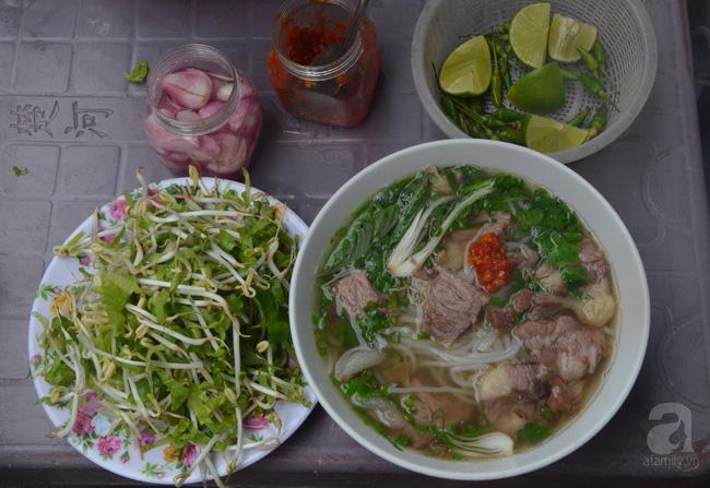 2. Bún bò: Bún bò không nằm trong danh sách món ngon nhất định phải thử, nhưng nếu đã thử, thế nào bạn cũng phải thừa nhận chúng ngon. Một tô bún đầy đặn, gân bò ninh mềm, thịt bò thái miếng dày nhai rất đã, ăn một tô mà no căng bụng giá 35 ngàn. So với mặt bằng đồ ăn vặt ở Tuy Hòa thì không rẻ nhưng giá tương xứng với tô bún nhiều thịt và chất lượng thế này.