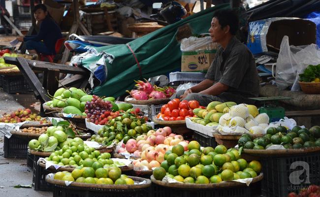 9. Ẩm thực chợ Tuy Hòa: Chợ Tuy Hòa cũng là một địa chỉ ẩm thực lý tưởng, nơi có nhiều món địa phương ngon mà rẻ. Đầu tiên phải kể đến những hàng hoa quả, những dưa, táo, chôm chôm, mít, sầu riêng, xoài, ổi đủ loại.