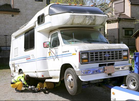 Chiếc xe cắm trại màu trắng của nghi phạm bị cảnh sát thu giữ để phục vụ điều tra.