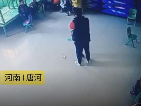 Bé mầm non bị cô giáo tát liên tục vào mặt rồi quăng xuống sàn lớp học