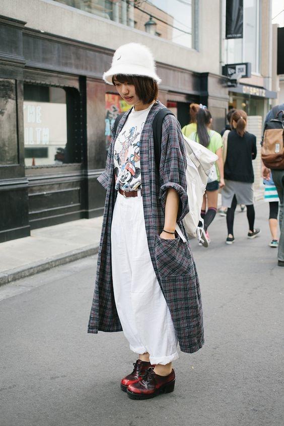 Khi chiếc quần xắn gấu không thể nào thùng thình hơn và còn mặc cùng áo khoác dài đến gần mắt cá.