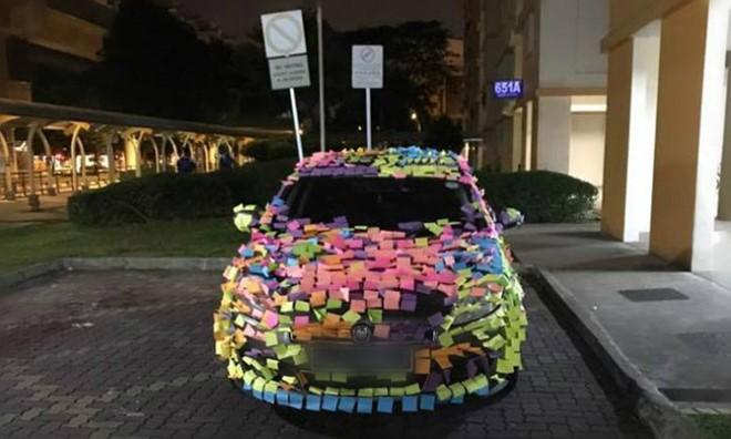 Oto bi dan chi chit giay mau vi do bat chap bien cam hinh anh 1