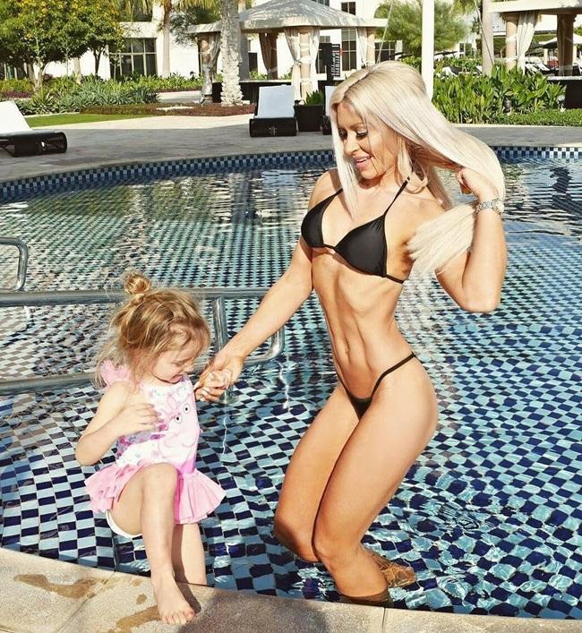 nguòi phụ nũ 5 con gay sóc vói nhan sác chảng khác gì gái 20 hinh anh 2