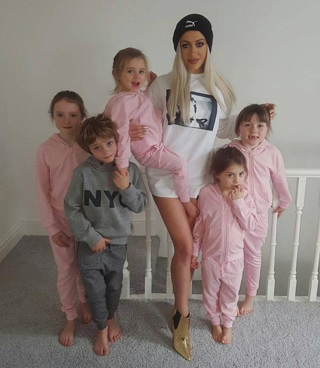 nguòi phụ nũ 5 con gay sóc vói nhan sác chảng khác gì gái 20 hinh anh 4