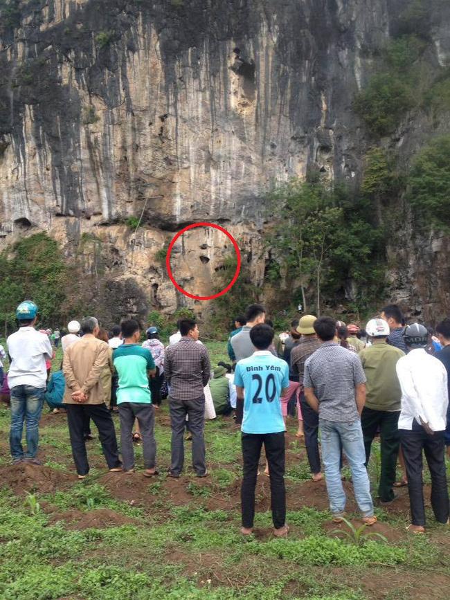 Phát hiện thi thể bốc mùi trong hang đá, nghi là của kẻ giết hại nữ giáo viên tương lai - Ảnh 1.