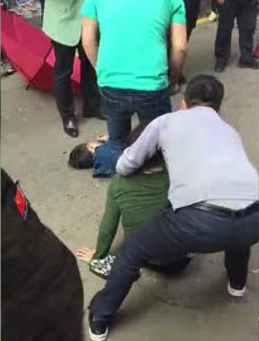 Bat chuoc phim hoat hinh, cau be nhay tu tang 5 xuong dat hinh anh 1