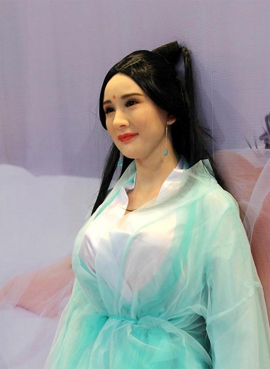 bup-be-tinh-duc-duong-mich-duoc-bay-ban-o-trien-lam-nguoi-lon