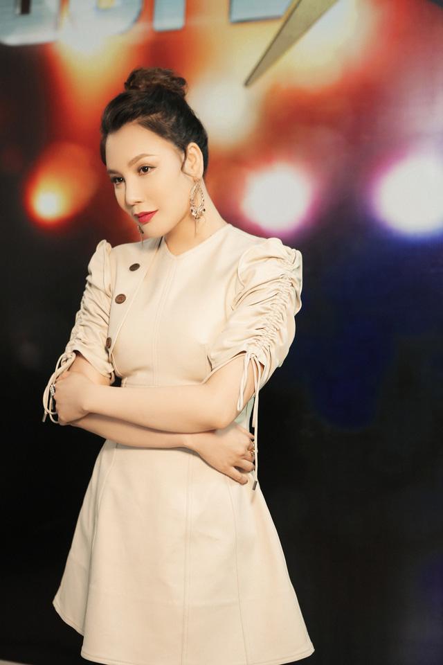 Để có được sắc vóc như hiện tại, ca sĩ Hồ Quỳnh Hương đã trải qua không ít lần phẫu thuật thẩm mỹ.