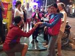 Chàng Tây quỳ gối cầu hôn bạn gái Việt giữa phố cổ Hà Nội