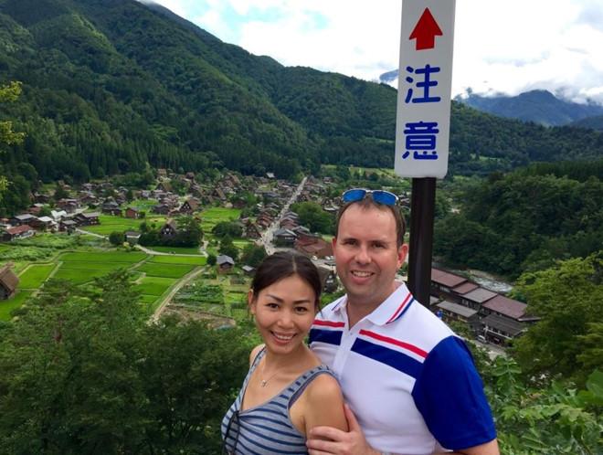 Chang Tay quy goi cau hon ban gai Viet giua pho co Ha Noi hinh anh 3