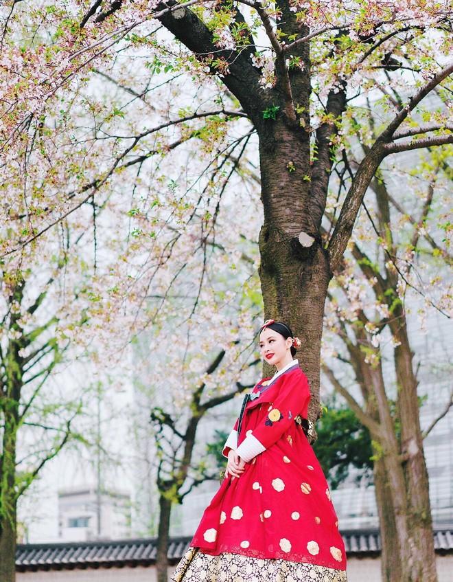 Cùng diện Hanbok, Sơn Tùng là nam thần, nữ thần phải chăng là Angela Phương Trinh?