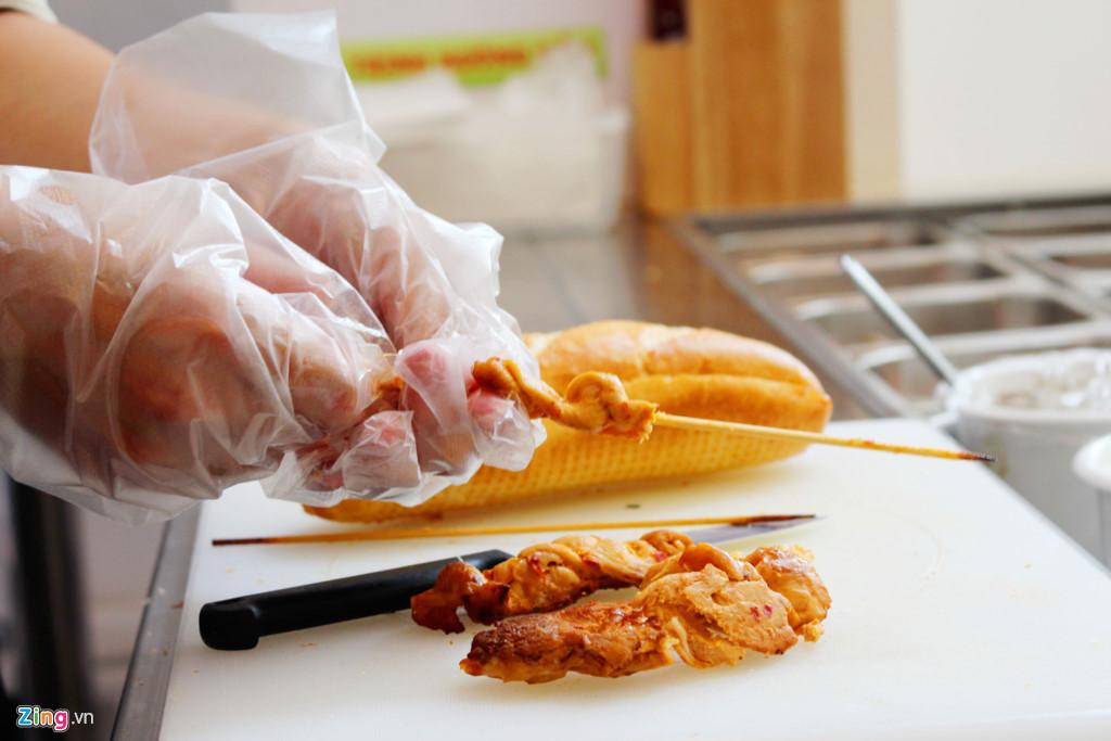 Bánh mì gà tay cầm hay bánh mì gà xiên nướng là một trong những dòng bánh mì được một quán bánh mì trên đường Cao Thắng (quận 3) giới thiệu đến thực khách TP.HCM. Thịt gà được chọn cho món ăn thường là phần ức, được ướp theo công thức riêng, để qua đêm ở nhiệt độ từ 4-5 độ C để giữ tươi và thấm vị. Bánh mì gà tay cầm ăn kèm nước sốt và các loại dưa chua. (theo Zing)