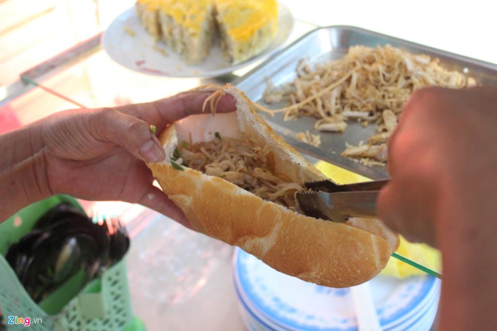 Bánh mì bì được đánh giá là một trong những dòng bánh mì chỉ xuất hiện tại TP.HCM. Bánh mì bì thường được dùng kèm nước mắm chua ngọt như cơm tấm.