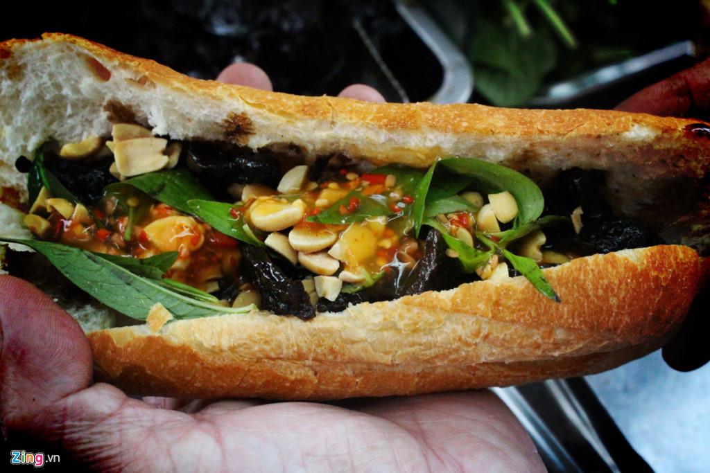 Bánh mì khô bò không phổ biến tại Sài Gòn, song những xe bán dòng bánh mì này đều có tuổi đời vài chục năm.