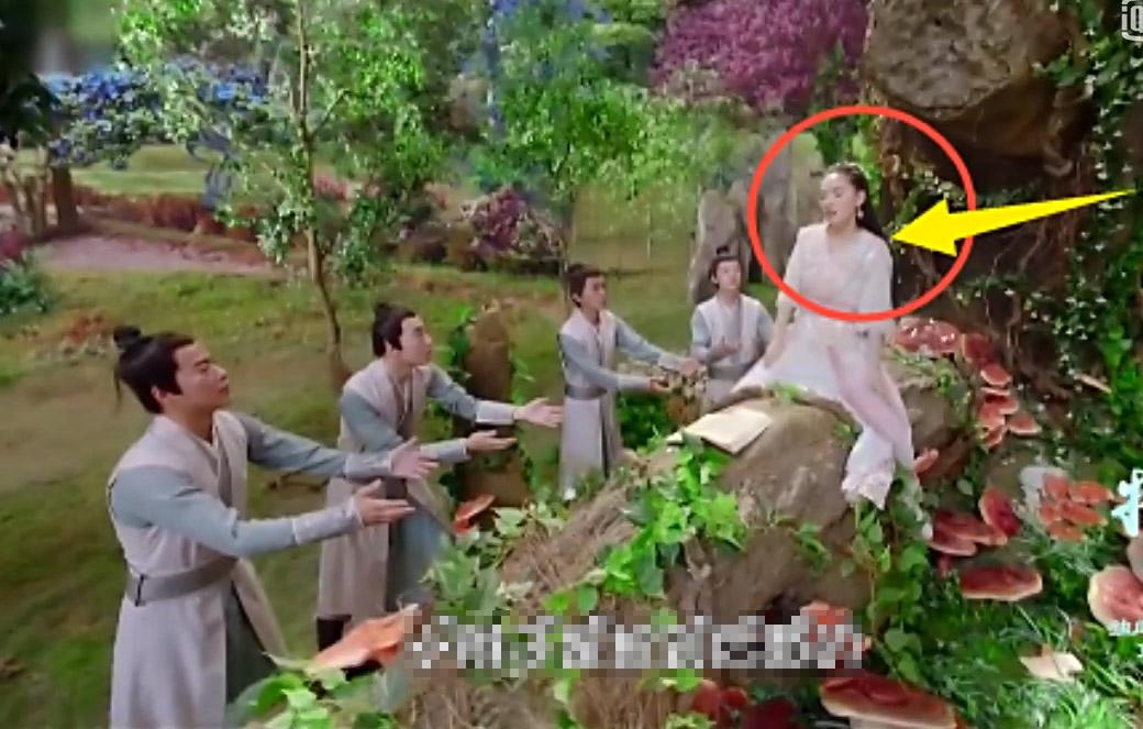 Tóc của nhân vật Bạch Lạc Hành (Ngô Thiến) nằm gọn gàng phía sau lưng.