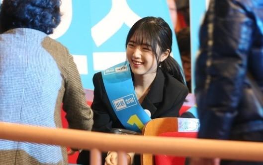 Co con gai xinh dep cua ung vien tong thong Han Quoc 'gay bao' mang hinh anh 5