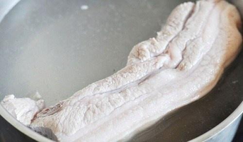 muon thit heo luoc khong hoi, luon trang va khong bi kho, chi em hay lam nhung dieu nay - 1