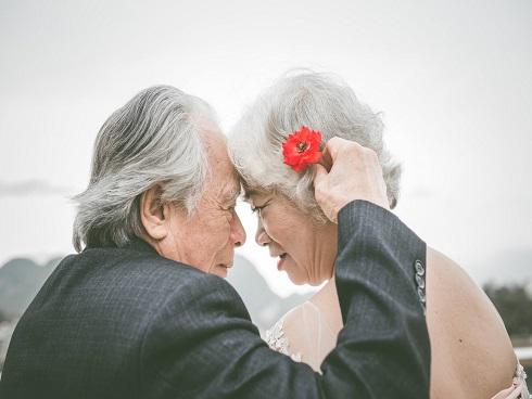 Cặp đôi 'bố mẹ tao' cứ ra đường là mặc đồ đôi, 26 năm vẫn lãng mạn, 'xì tin' hết phần giới trẻ-11