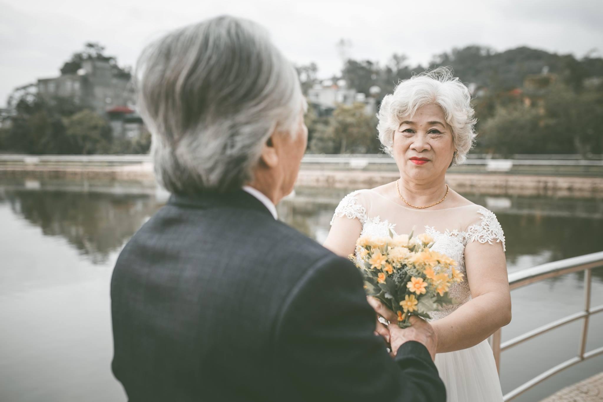 anh cuoi lang man cua cu ong cu ba khien gioi tre phai ghen ti voi "thoi ong ba anh" - 9