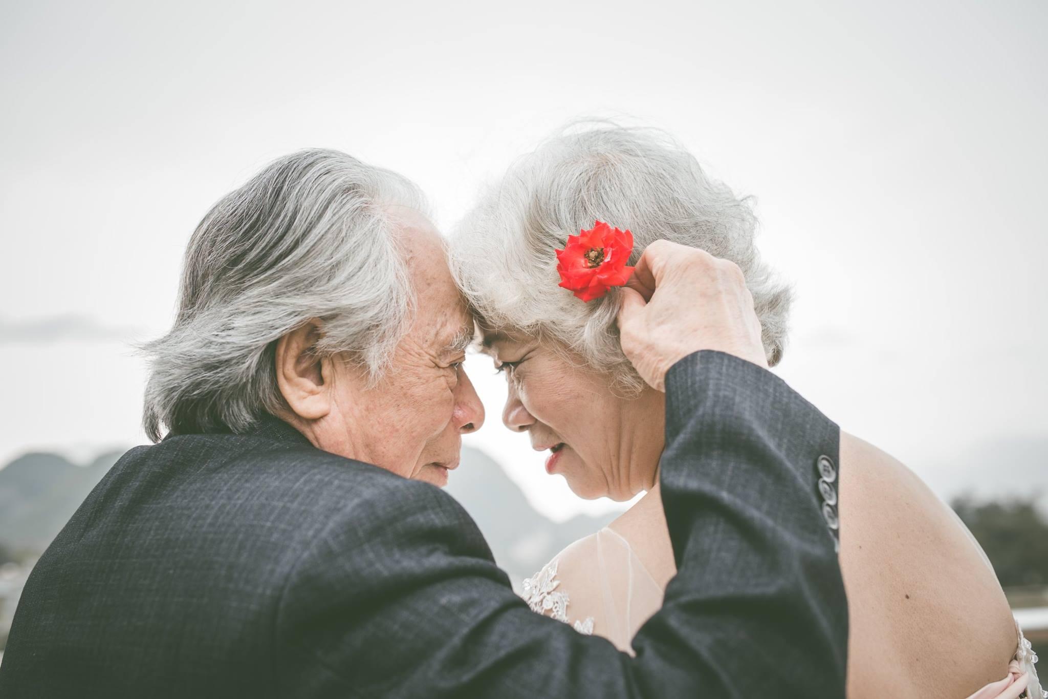 anh cuoi lang man cua cu ong cu ba khien gioi tre phai ghen ti voi "thoi ong ba anh" - 6