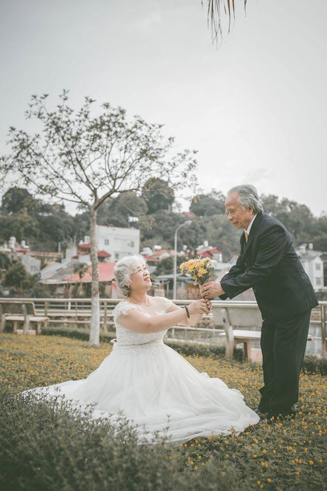 anh cuoi lang man cua cu ong cu ba khien gioi tre phai ghen ti voi "thoi ong ba anh" - 12