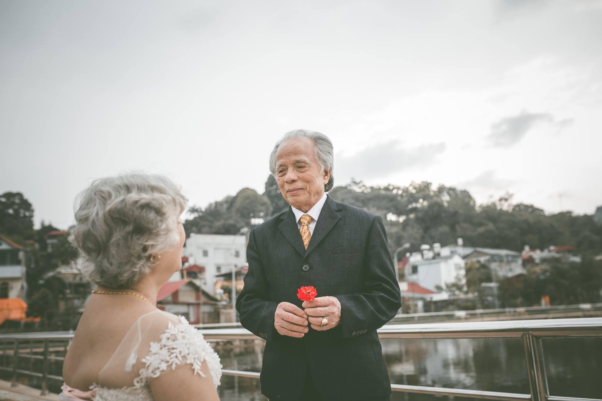 anh cuoi lang man cua cu ong cu ba khien gioi tre phai ghen ti voi "thoi ong ba anh" - 4