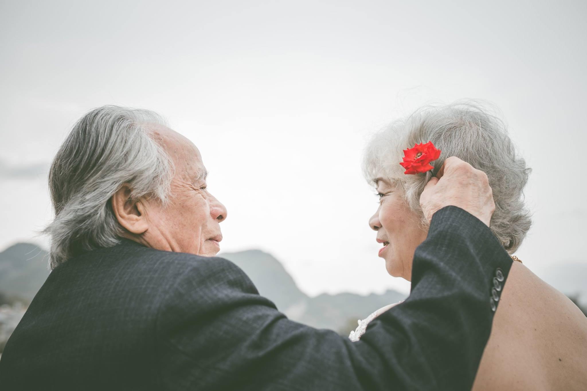 anh cuoi lang man cua cu ong cu ba khien gioi tre phai ghen ti voi "thoi ong ba anh" - 5