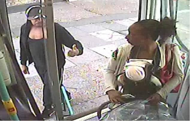 Bạo hành con đến chết, bà mẹ cùng bạn trai lập kế hoạch dựng hiện trường giả trên xe bus - Ảnh 2.