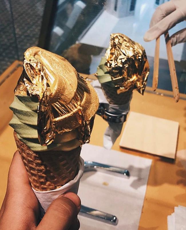 1. Kem dát vàng: Mới trình làng ở Sài Gòn vào cuối tháng 3, giá lên tới 150 ngàn/ cây nhưng kem dát vàng đã kịp phủ sóng tương đối dày trên facebook hay instagram. Như vậy hẳn đủ chứng minh về độ hot của món này rồi chứ nhỉ?