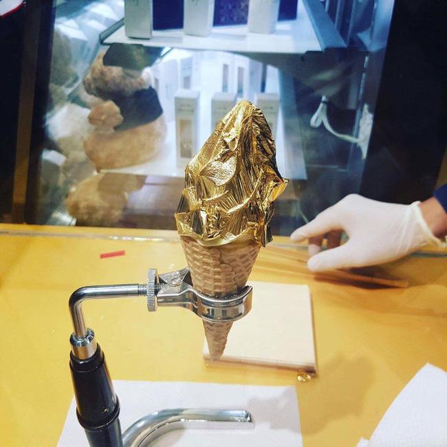 Món kem này hiện được bán ở tầng B2, TTTM Takashimaya - nơi đầu tiên đem kem dát vàng về Việt Nam. Theo nhận xét thì món kem trà xanh ở đây rất ngon, ngọt mát vừa phải, còn kem vani thì có phần ngọt hơn nên ăn dễ ngán.