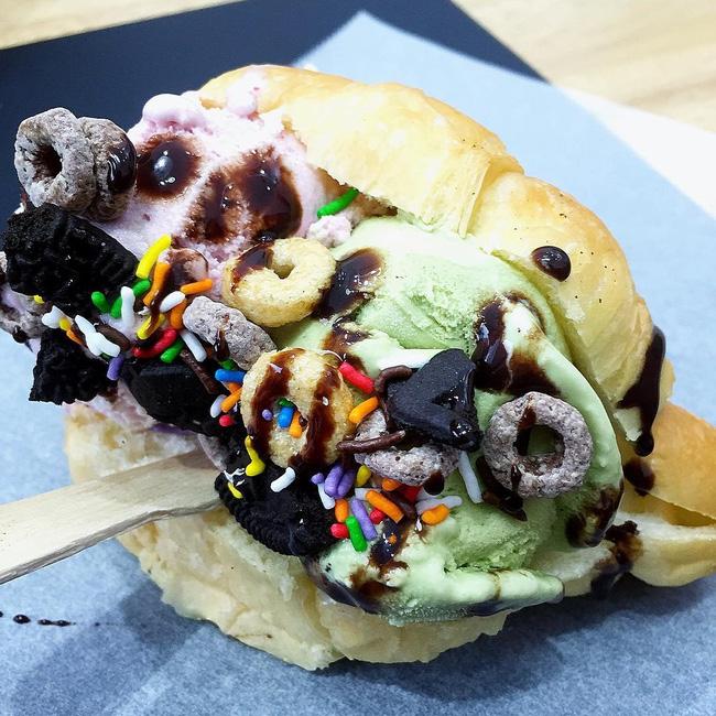 Mỗi chiếc bánh thường được "nhồi" 2 viên kem. Hương vị kem cũng vô cùng đa dạng để cho các tín đồ yêu thích kem tha hồ lựa chọn như kem vani, socola, bơ, sầu riêng, bạc hà socola chip, dâu, tiramisu...