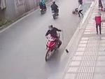 Clip: Tài xế taxi tông vào tên cướp giật túi xách ở Sài Gòn