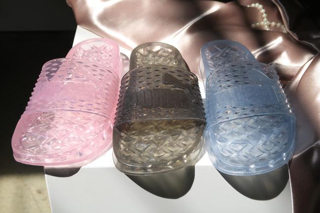 Dép Puma Fenty mẫu mới nhất của Rihanna trông chả khác gì dép nhựa đi trong nhà tắm! - Ảnh 3.