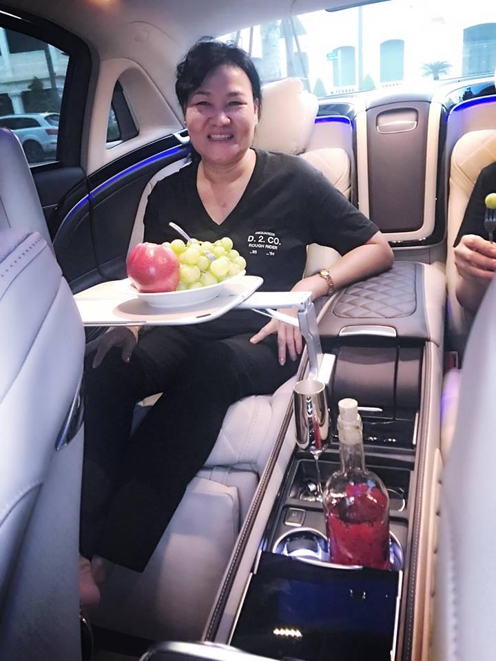 Ngọc Trinh lái siêu xe 12 tỷ đưa mẹ kế đi mua sắm - 01