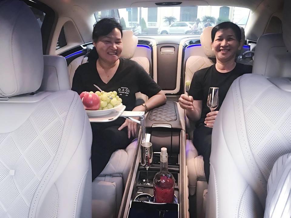 Ngọc Trinh lái siêu xe 12 tỷ đưa mẹ kế đi mua sắm - 02