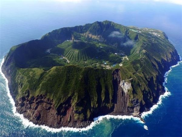 Aogashima là đảo núi lửa nhiệt đới của Nhật Bản, cách thủ đô Tokyo khoảng 358 km về phía Nam. Đảo được hình thành từ một miệng núi lửa phun trào. Điều đặc biệt là xung quanh khu vực này có rất nhiều người dân sinh sống.