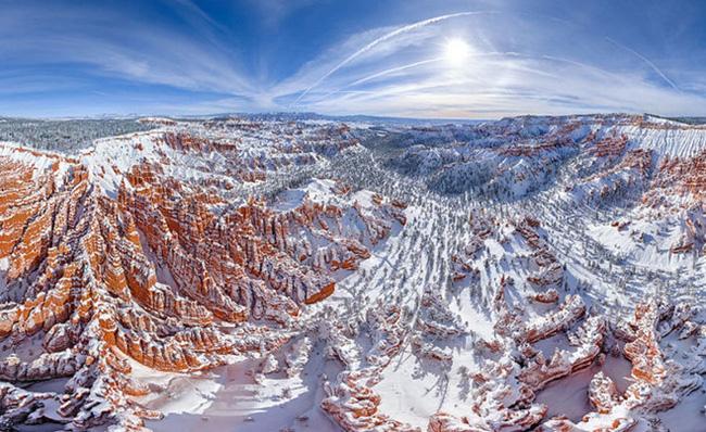 Những rặng đá phủ tuyết trắng ở công viên quốc gia Bryce Canyon, Utah, Mỹ.