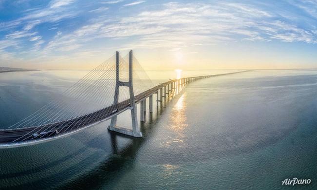 Cầu Vasco da Gama ở Lisbon, Bồ Đào Nha.