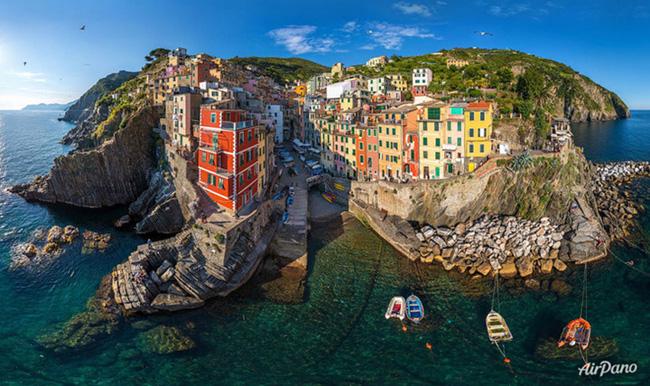 Riomaggiore, một trong năm ngôi làng thuộc Vườn quốc gia Cinque Terre, Italy.