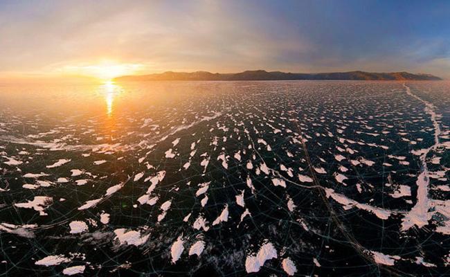 Hồ Baikal của Nga lúc hoàng hôn.